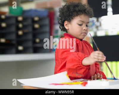 Studente elementare in classe D'ARTE Foto Stock