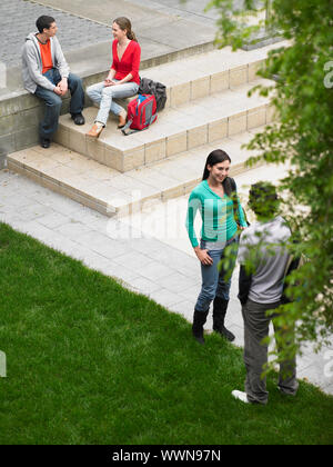 Gli studenti in chat all'aperto Foto Stock