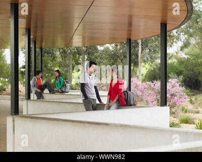 Gli studenti appendere fuori Foto Stock