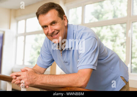Ritratto di professore universitario nel corridoio di università Foto Stock