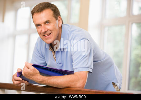 Ritratto di professore universitario nel corridoio di università Foto Stock