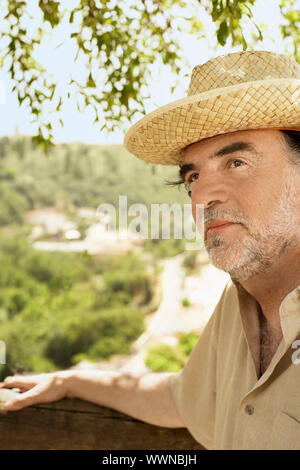 Uomo in cappello di paglia Foto Stock