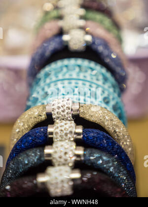 Elegante bracciale wuth strass sul display Foto Stock