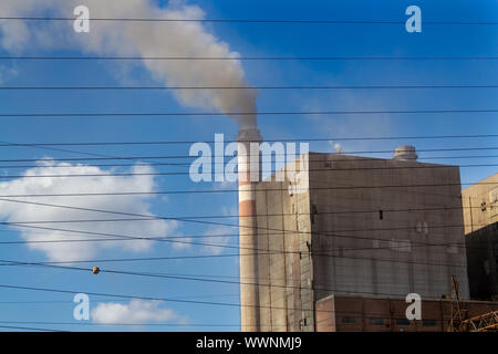 Nocivi del fumo dalla centrale termoelettrica camino. ambiente, inquinamento atmosferico Foto Stock