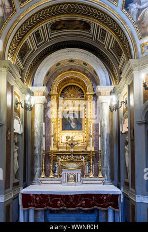 La Chiesa della Madonna dell'Archetto (inglese: Nostra Signora del piccolo arco) è un piccolo oratorio in Italia a Roma, nel rione Trevi. Il titolo ufficiale della chiesa di Santa Maria Causa Nostrae Laetitiae (inglese: Santa Maria, Causa della nostra gioia). È spesso citato come la più piccola chiesa in Roma - Roma, Italia Foto Stock