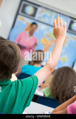 Scuola elementare allievo domande in geografia classe Foto Stock