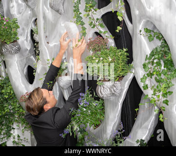 Berlino, Germania. Xvi Sep, 2019. Daniel Büning, testa di BigRep, tiene un nido artificiale, in cui gli insetti sono a trovare rifugio, da un nuovo tipo di rivestimento di facciata ventilata. BigRep, produttore leader di 3D stampanti, presentato il primo al mondo completamente 3D-stampato habitat ambientale per piante verdi e insetti su una facciata nella fiction Forum del Centro di competenza la cultura e le industrie creative del governo federale. Esso è stato interamente realizzato da materie plastiche riciclate da bottiglie in PET. Credito: Tom Weller/dpa/Alamy Live News Foto Stock