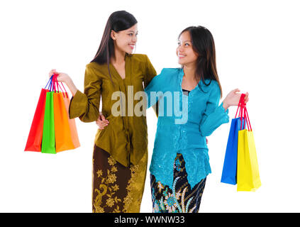 Due razza mista donne asiatiche holding shopping bags isolati su sfondo bianco Foto Stock