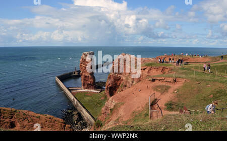 Helgoland, Deutschland. 07Th Sep, 2019. Vista di ocra rossa-costa rocciosa (Buntsandstein) e free-standing ago rock 'Lange Anna' nella parte occidentale del Mare del nord Isola Helgoland, presa su 07.09.2019 | Utilizzo di credito in tutto il mondo: dpa/Alamy Live News Foto Stock