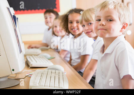 Gli studenti in classe a terminali di computer (profondità di campo) Foto Stock