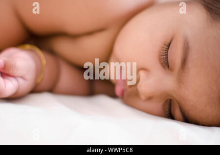 Adorabili e 6 mesi di età bambino indiano ragazza nel sonno profondo Foto Stock
