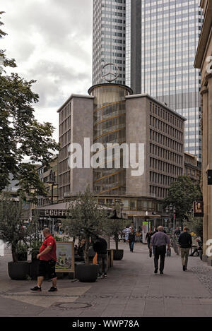 Pedoni di fronte all edificio per uffici ed il grattacielo sulla piazza imperiale frankfurt am main Germania Foto Stock