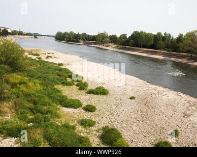 Impressionen aus Magdeburg-Blick auf die Elbe bei Niedrigwasser 2015 a Magdeburgo Foto Stock