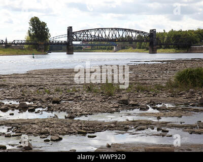 Impressionen aus Magdeburg-Blick auf die Hubbrücke bei Niedrigwasser 2015 in der Elbe Foto Stock