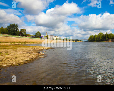 Impressionen aus Magdeburg-Blick auf die Strombrücke bei Niedrigwasser 2015 in der Elbe Foto Stock