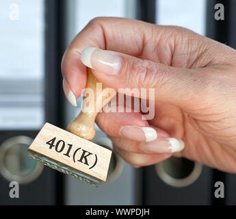 401k il timbro con la mano in ufficio Foto Stock