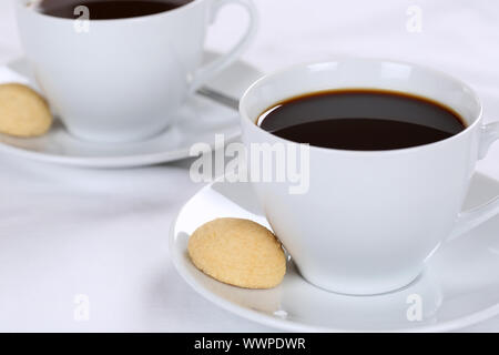 Il caffè fresco nella tazza da caffè Foto Stock