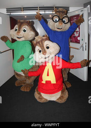 Alvin Seville und seine Brüder Theodore Seville und Simon Siviglia- beim atto a piedi - Alvin und die Chipmunks Chip su strada Cine im Foto Stock