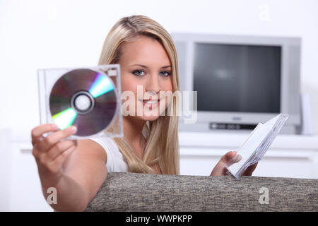 Ragazza adolescente scegliere CD Foto Stock