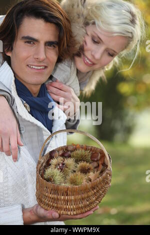 Accoppiare la raccolta delle castagne Foto Stock