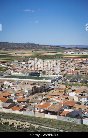 Viaggiare vista dal castello medievale di Consuegra nella provincia di Toledo, Spagna Foto Stock