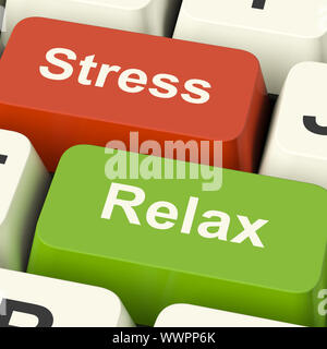 Lo stress Relax chiavi computer mostra una pressione di lavoro o di relax Online Foto Stock
