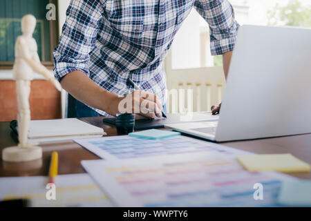 Graphic designer e fotografo lavorando sul computer e utilizzato tavoletta grafica. Foto Stock