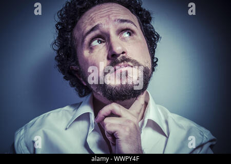 La preoccupazione per il futuro, l'uomo con intensa espressione, camicia bianca Foto Stock