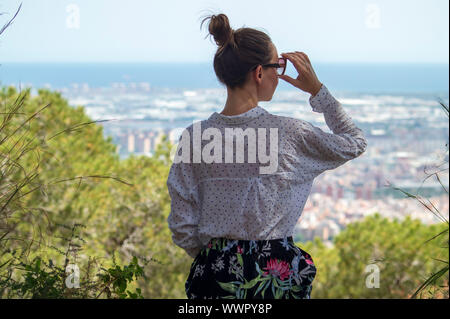 Con il Barcellona in background, bella ragazza in posa di estate del Foto Stock