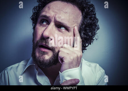 La preoccupazione per il futuro, l'uomo con intensa espressione, camicia bianca Foto Stock