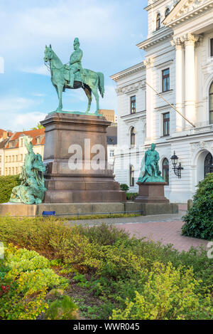 Municipio di Altona con Guglielmo I, imperatore tedesco statua equestre.Altona è un quartiere di Amburgo Foto Stock