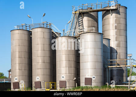 I serbatoi di stoccaggio con gasolio marino nel porto di Amburgo Foto Stock