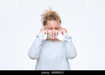 Riflessivo focalizzata curly ragazza cerca di ricordare qualcosa in mente o generare idea. Bella donna pensieroso si concentra Foto Stock