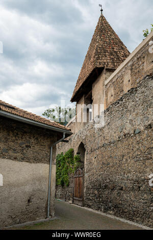 Vecchie mura della città e la torre nella città di Glorenza (Alto Adige, Italia) Foto Stock