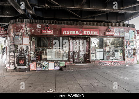 Al di fuori e di fronte alla famosa Astra Stube nel quartiere Altona di Amburgo Foto Stock