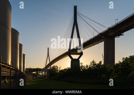 Il Köhlbrandbrücke in luce posteriore nel porto di Amburgo Foto Stock