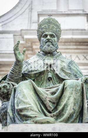 Una immagine di una statua di Papa Sisto V nella parte anteriore della Basilica della Santa Casa in Italia Marche Foto Stock