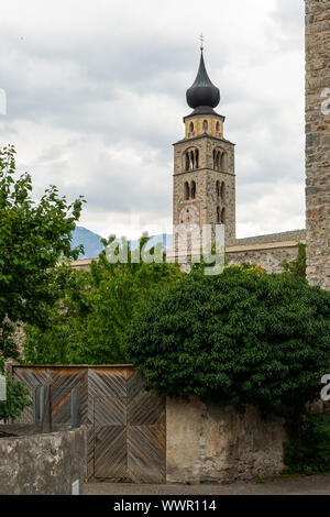 La chiesa di San Pancrazio in Glorenza (Alto Adige, Italia) in un giorno nuvoloso in estate Foto Stock