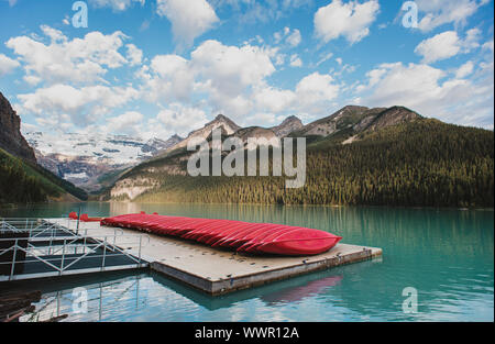 Red canoe sul dock di Lake Louise a Banff, Alberta, Canada.
