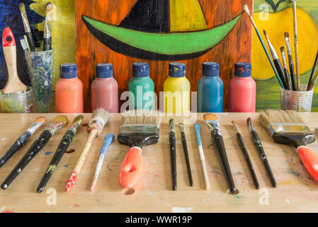 Colori, dipinti e pennelli in un atelier in Hamburg Altona Foto Stock