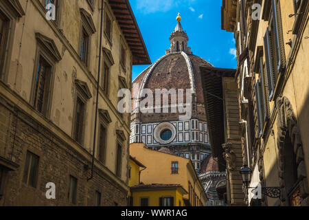 Strada di Firenze con la Cattedrale di Santa Maria del Fiore, chiamato anche Duomo, nel retro, Toscana, Italia Foto Stock