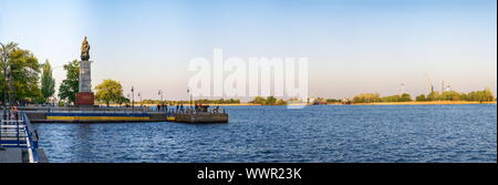 Cherson, Ucraina - 04.27.2019. Vista del fiume Dnieper dal terrapieno vicolo in Cherson, Ucraina Foto Stock