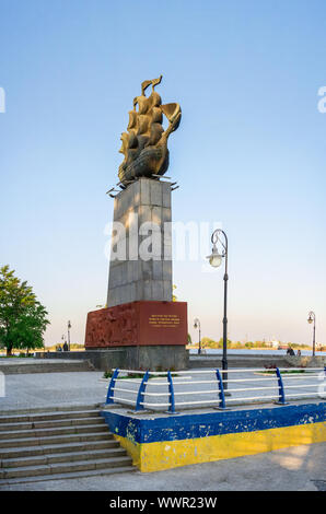 Cherson, Ucraina - 04.27.2019. Monumento ai primi costruttori navali di Cherson nella serata primaverile Foto Stock