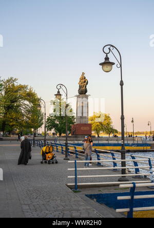 Cherson, Ucraina - 04.27.2019. Monumento ai primi costruttori navali di Cherson nella serata primaverile Foto Stock