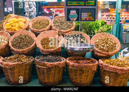 Fruttivendolo al famoso mercato pubblico Mercat de Sant Josep de la Boqueria Barcellona Foto Stock
