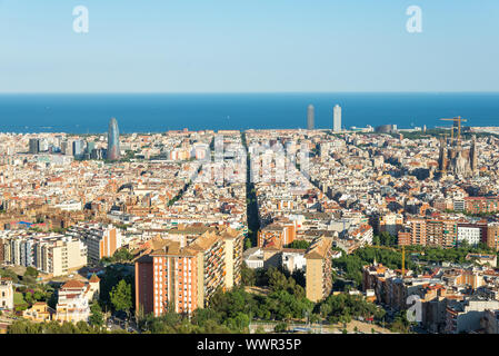 Vista dal Parc del Guinardó di Barcellona e il mare mediterraneo Foto Stock