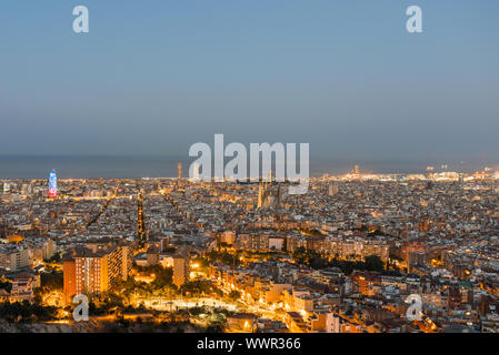 Barcellona di notte visto dal Parc del Guinardó sulla parte superiore di un west side hill Foto Stock