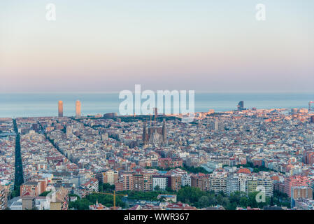 Barcellona visto nel crepuscolo dal Parc del Guinardó sulla parte superiore di un west side hill Foto Stock