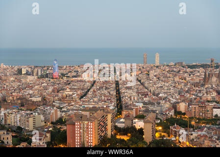 Barcellona visto nel crepuscolo dal Parc del Guinardó sulla parte superiore di un west side hill Foto Stock