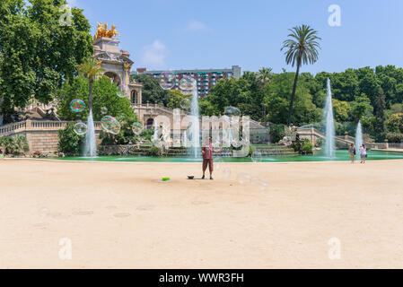 La Quadriga dorata sulla sommità del Font de la Cascada nel Parc de la Ciutadella Foto Stock